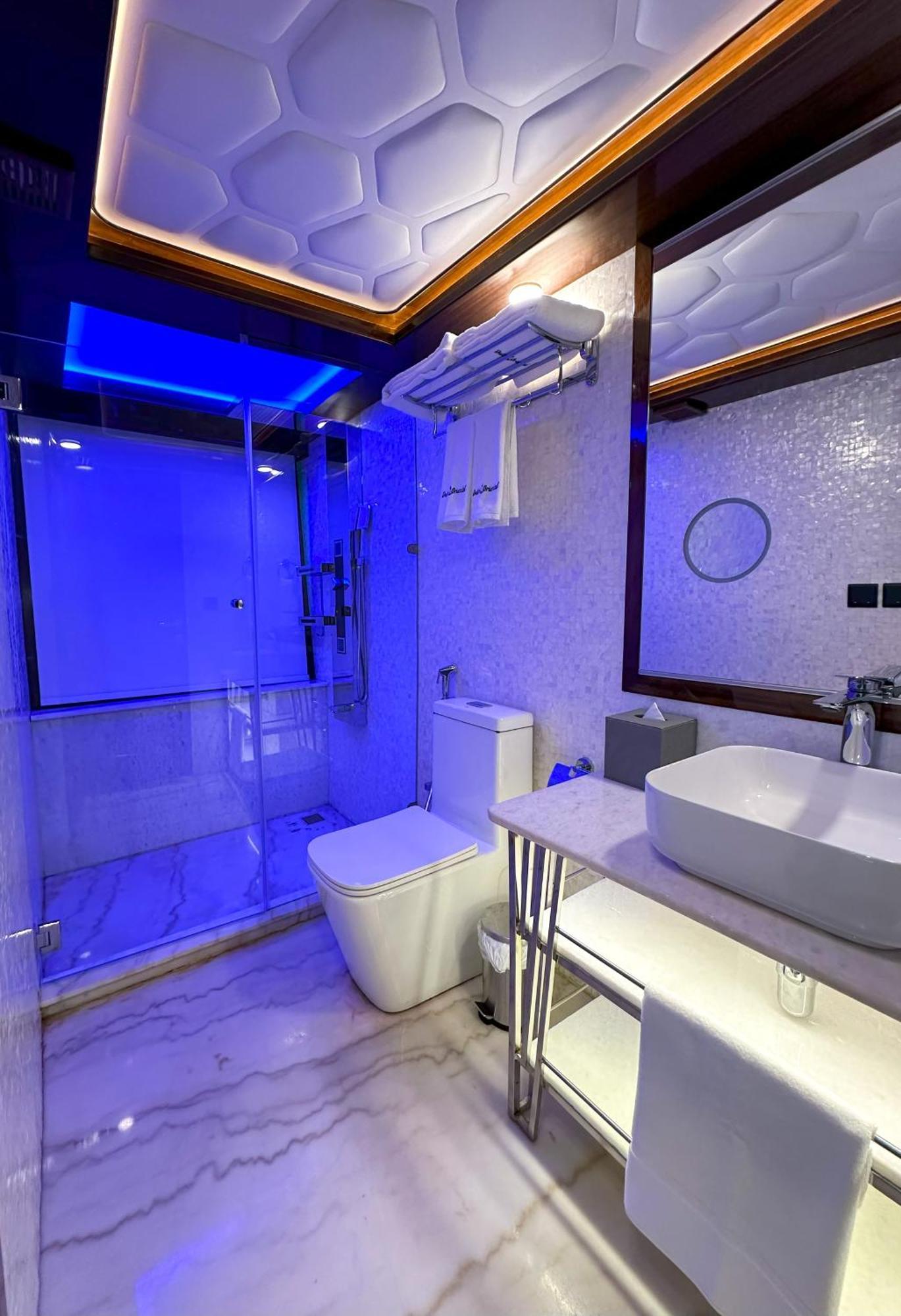 Overnight Super Yacht - Orchid Botel *