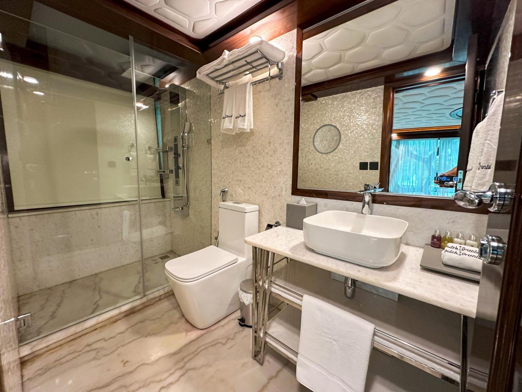 Overnight Super Yacht - Orchid Botel Dubai