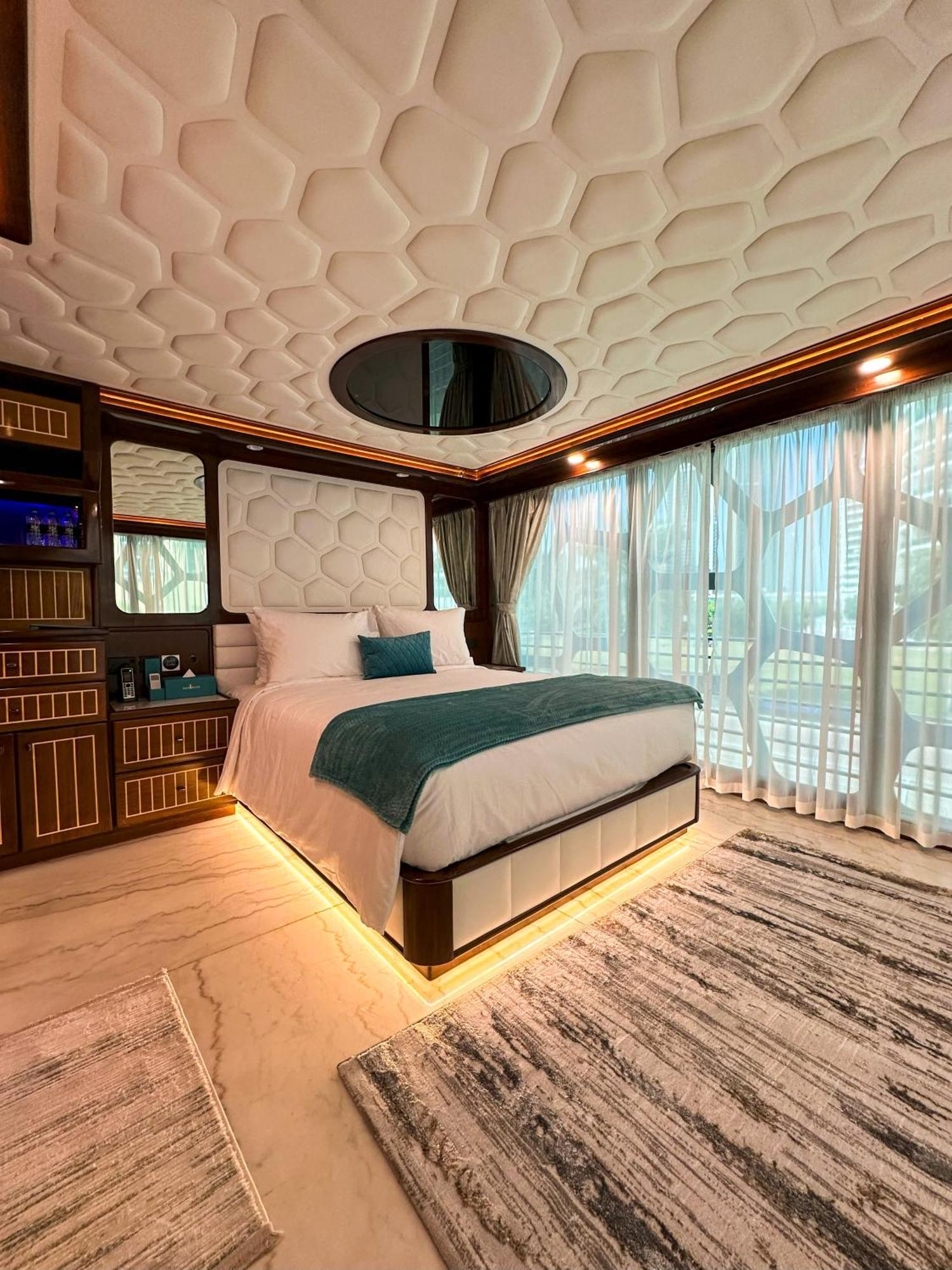 Botel Overnight Super Yacht - Orchid *