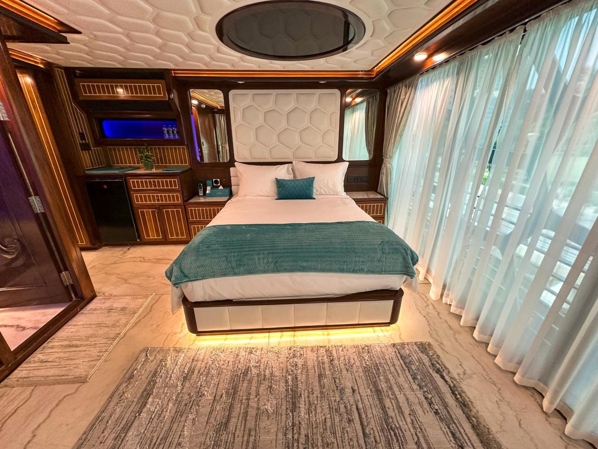 Overnight Super Yacht - Orchid * Dubai