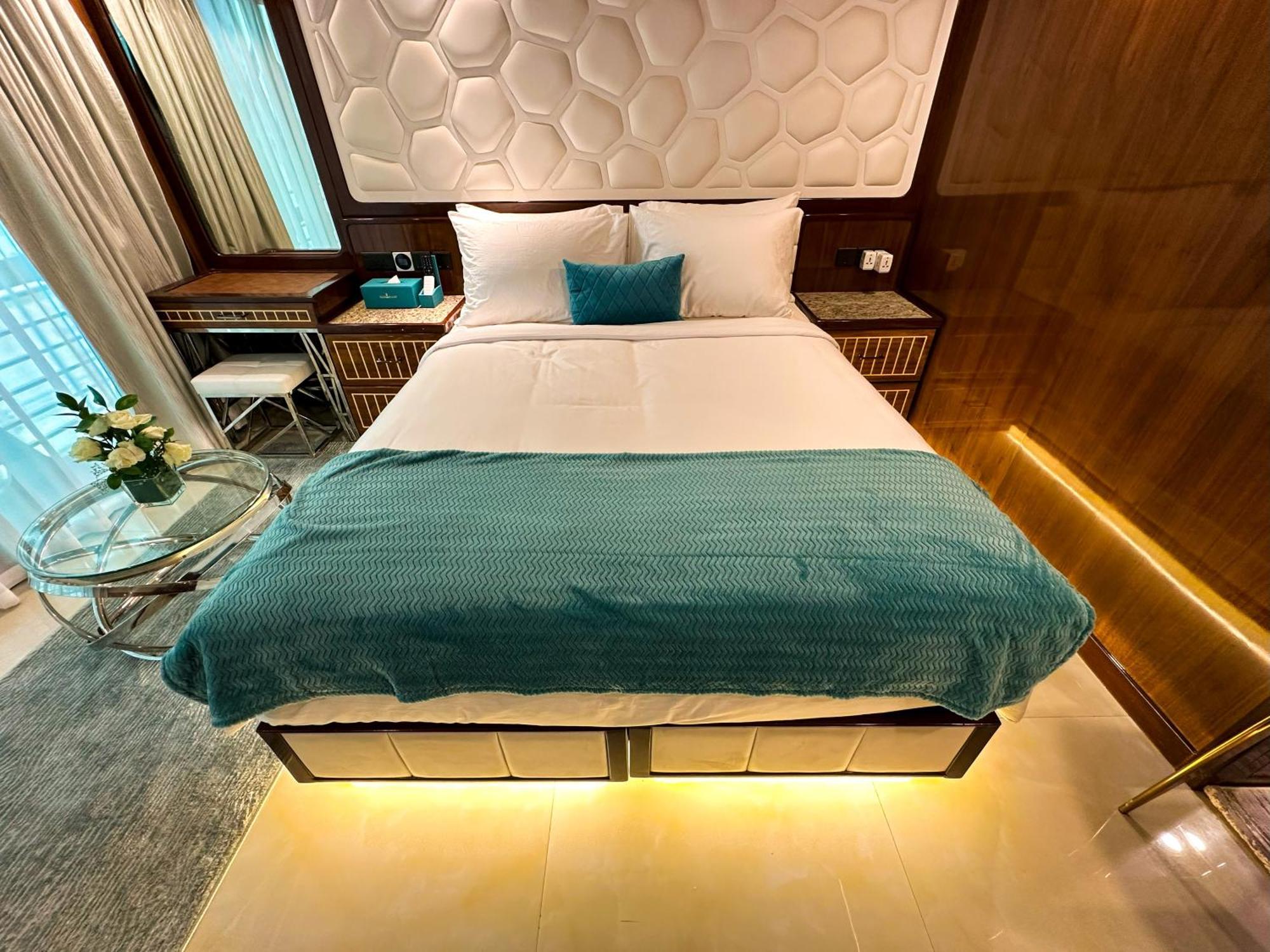 Overnight Super Yacht - Orchid