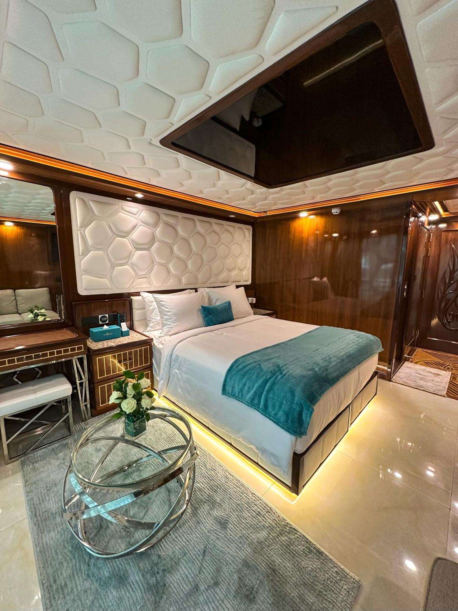 Overnight Super Yacht - Orchid * Dubai