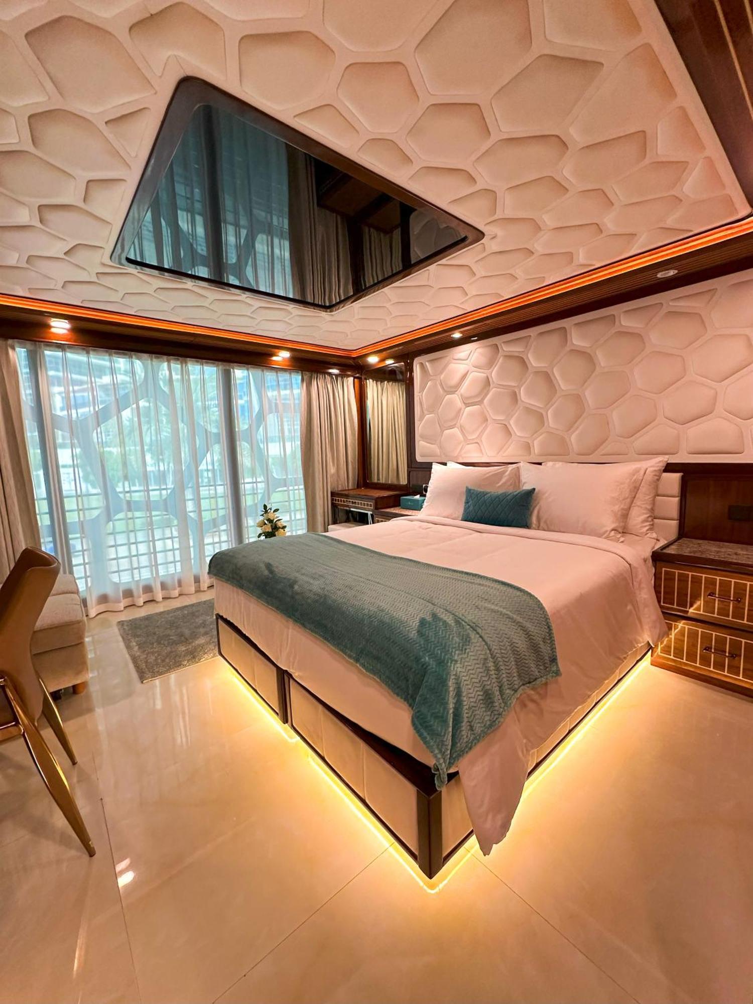 Botel Overnight Super Yacht - Orchid *