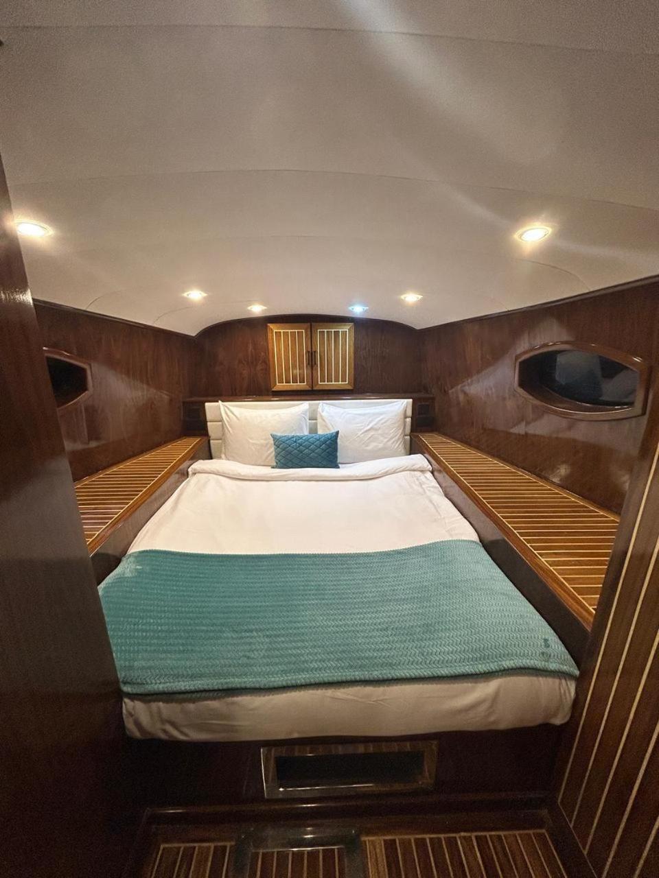 Overnight Super Yacht - Orchid * Dubai